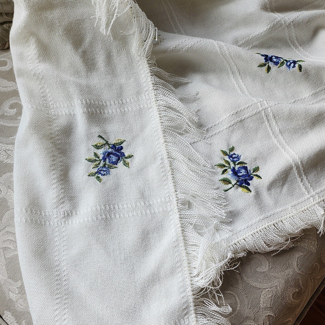 VICTORIAN ROSE FRINGED THROW