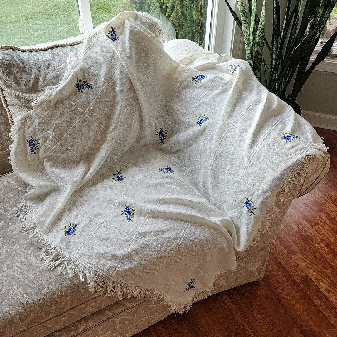 VICTORIAN ROSE FRINGED THROW