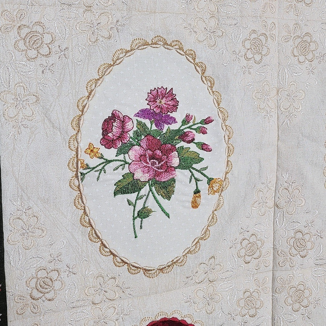 SPLENDID HOLIDAY II Embroidered Wall Hanging/Throw