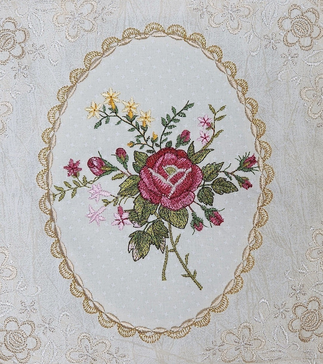 SPLENDID HOLIDAY II Embroidered Wall Hanging/Throw